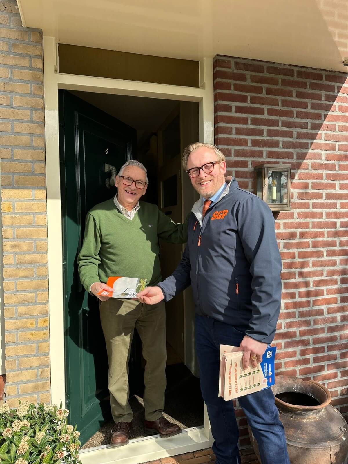 Dhr. Admiraal ontvangt het verkiezingsprogramma van 2026